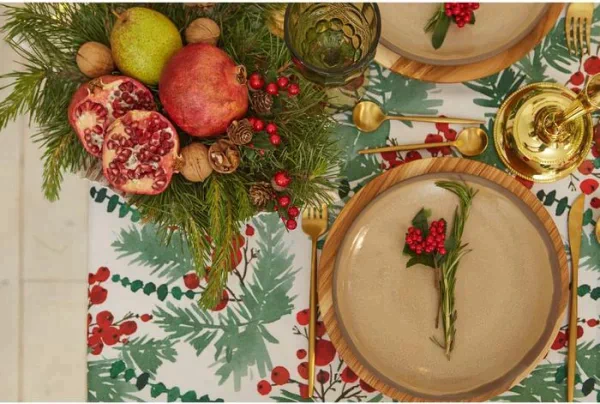 Скатерть Доляна «Новый год: Сhristmas berries» 110*145 +/- 2 см, 100% п/э