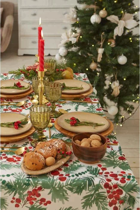 Скатерть Доляна «Новый год: Сhristmas berries» 145*220 +/- 2 см, 100% п/э